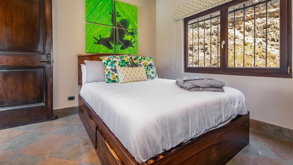 Stunning Luxury Mansion in Playa Flamingo with Six Bedrooms and Beachfront Access view 3