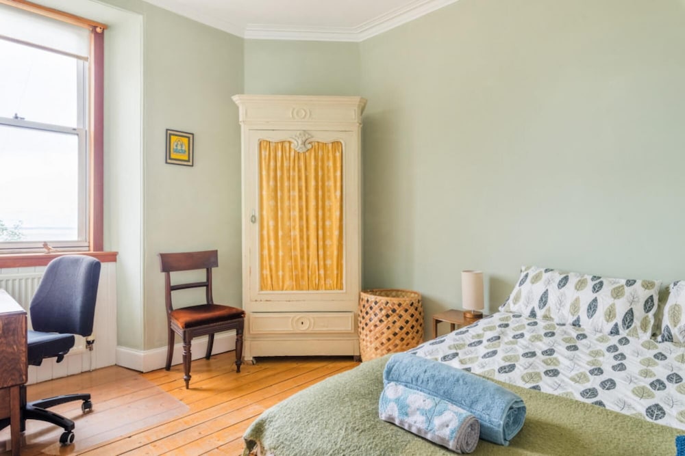 425 Quirky and Charming 2 Bedroom Seaside Apartment in Portobello