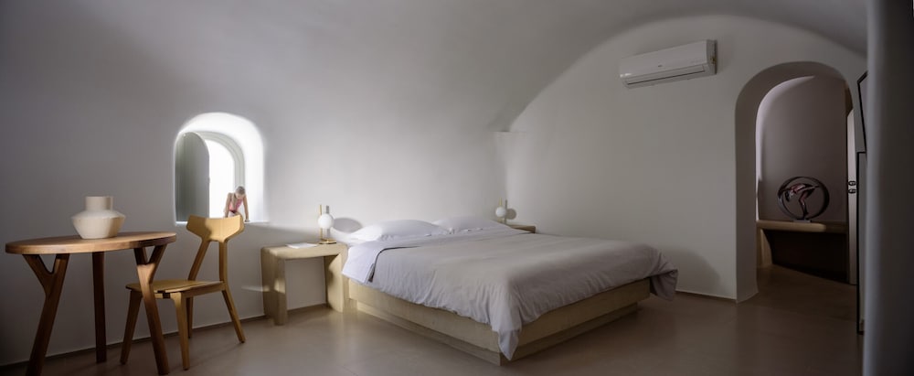 Oia Treasures Art Suites photo 2