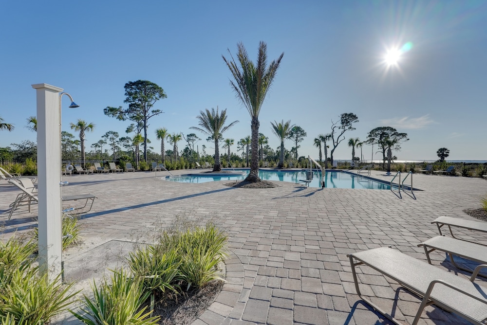 Steps to Shore: Windmark Beach Retreat w/ Balcony!