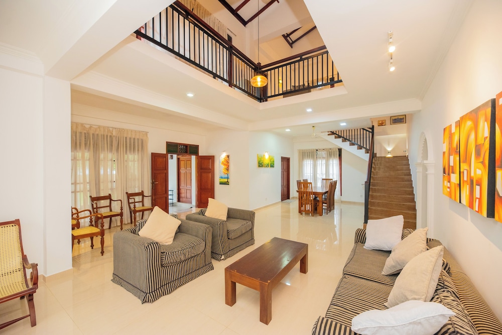 Villa Almond Leaf