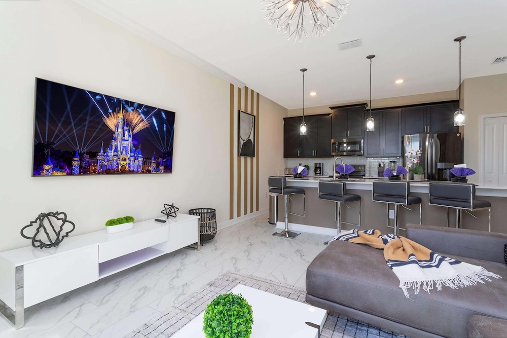 Stylish 4Bd w Lake View Pool Kids Themed Room