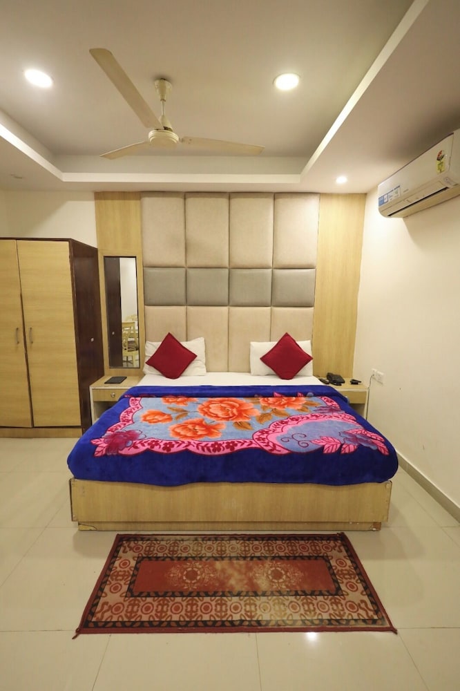 Hotel The Paramont Plaza IGI Airport
