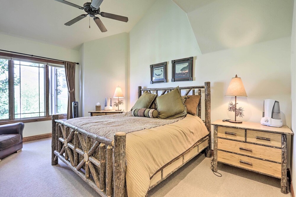 Upscale Ski-in/ski-out Escape w/ Deck + Grill