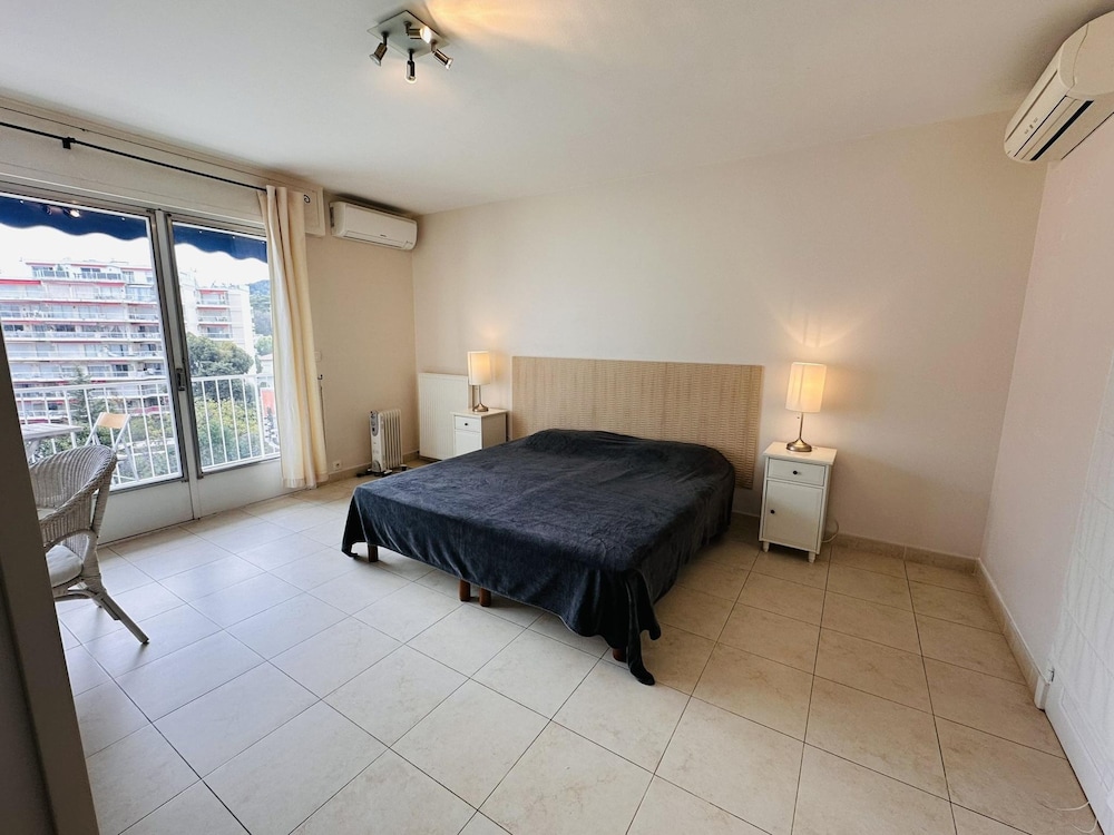 Two Bed Apt in the Center of Cannes - 2229