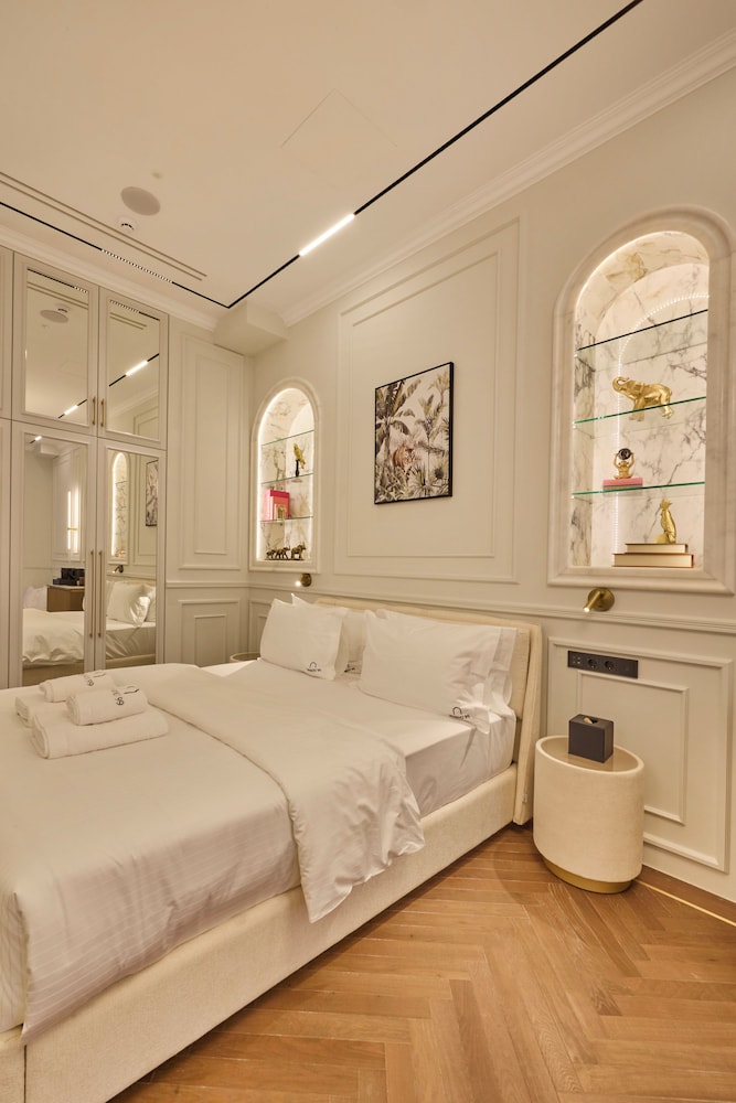 Ermou 99 Intelligent Private Suites