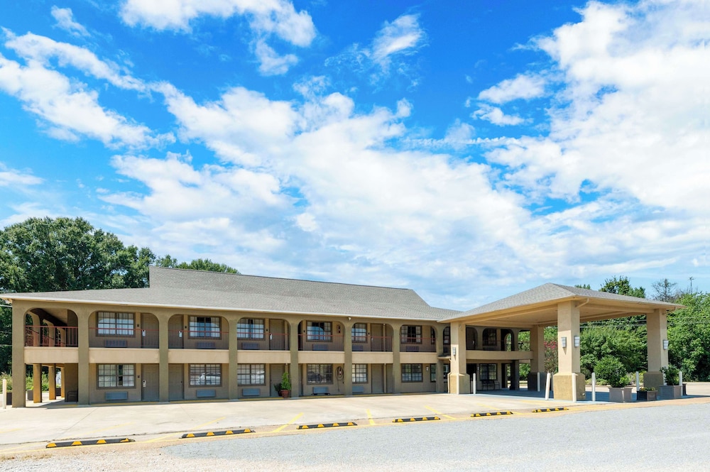 Best Western Delhi Inn