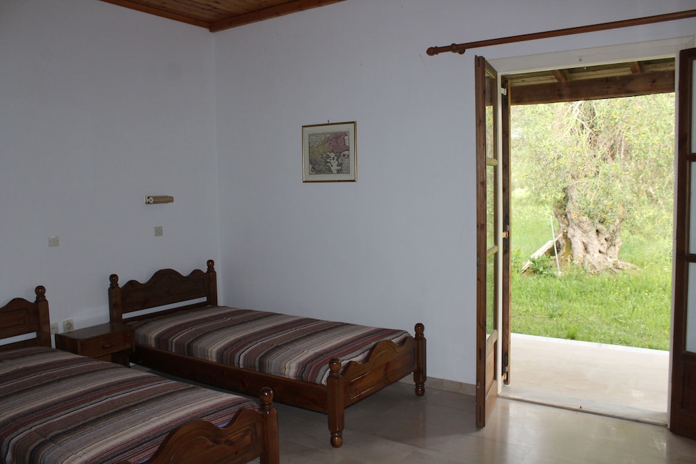 Repose Olive Grove Roda view 4