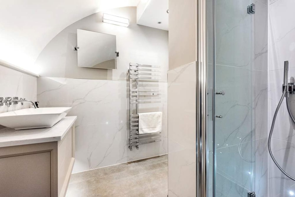 Former Wine Vaults With Hot Tub Private Courtyard