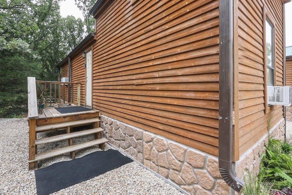 Cabin 10~ Cozy Toronto Lake Cabin ~ Walk To The Water 1 Bedroom Cabin by RedAwning