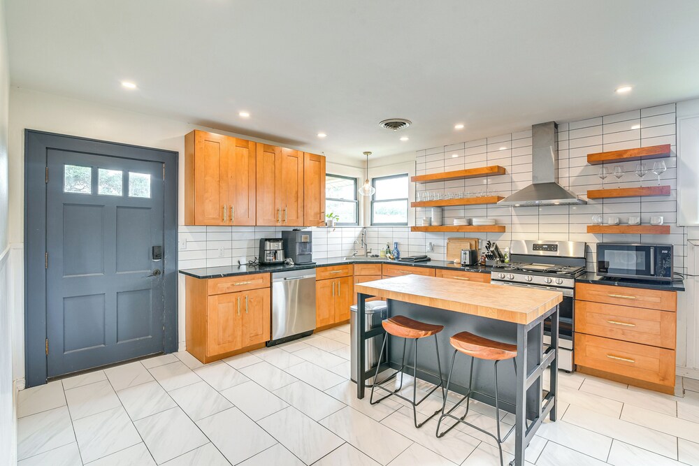 2 Mi to Pleasure Pier: Pet-friendly Gem w/ Yard
