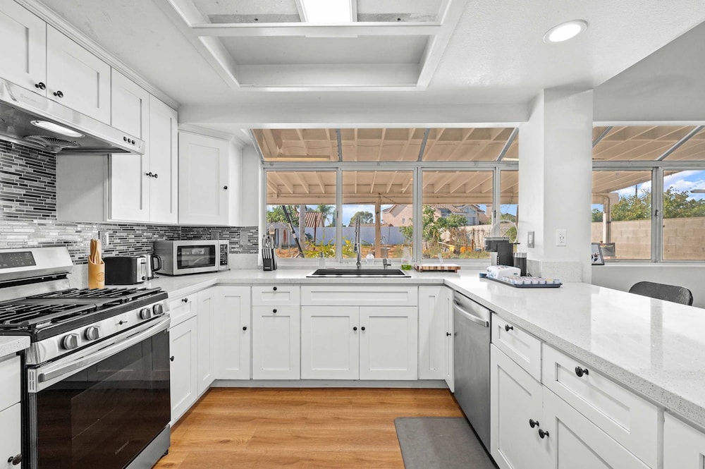 Bright Spacious Stay Near LA Top Attractions