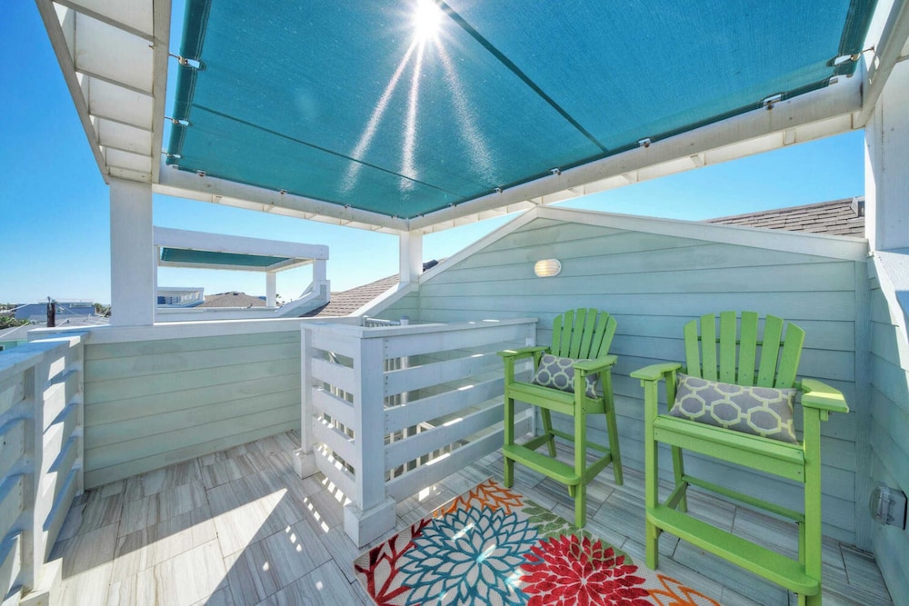 Sleeps 33! 4 Condos, Walk to the Beach, Resort-style Pool, Endless Summer Resort
