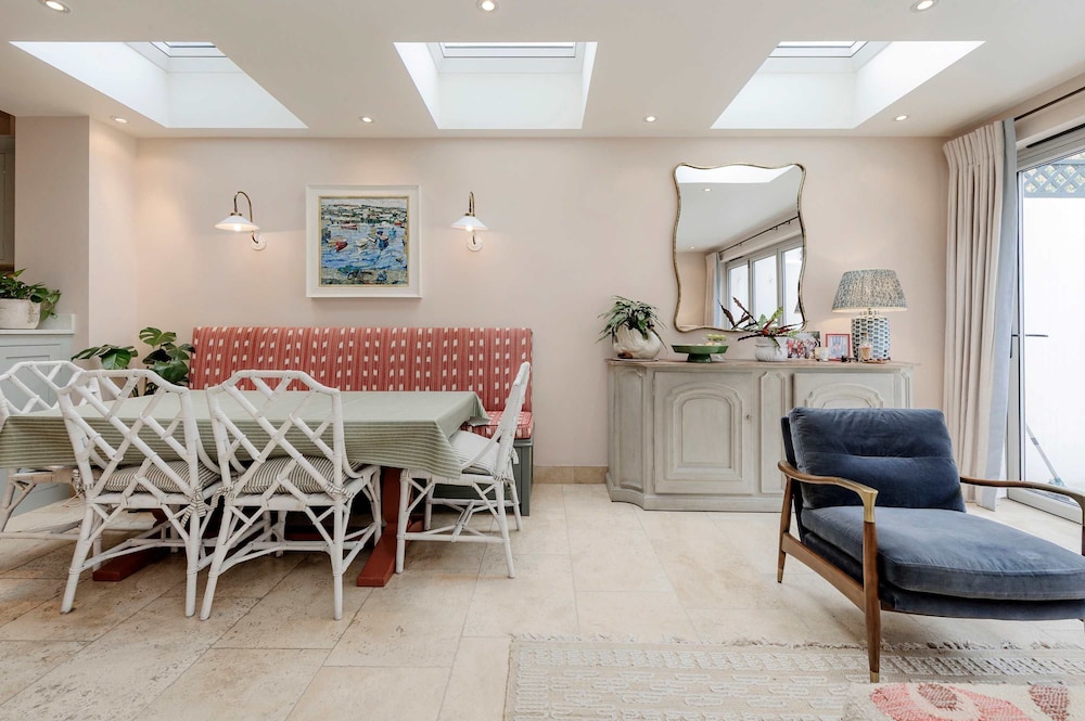 Stunning 4 bed Fulham Home With Garden