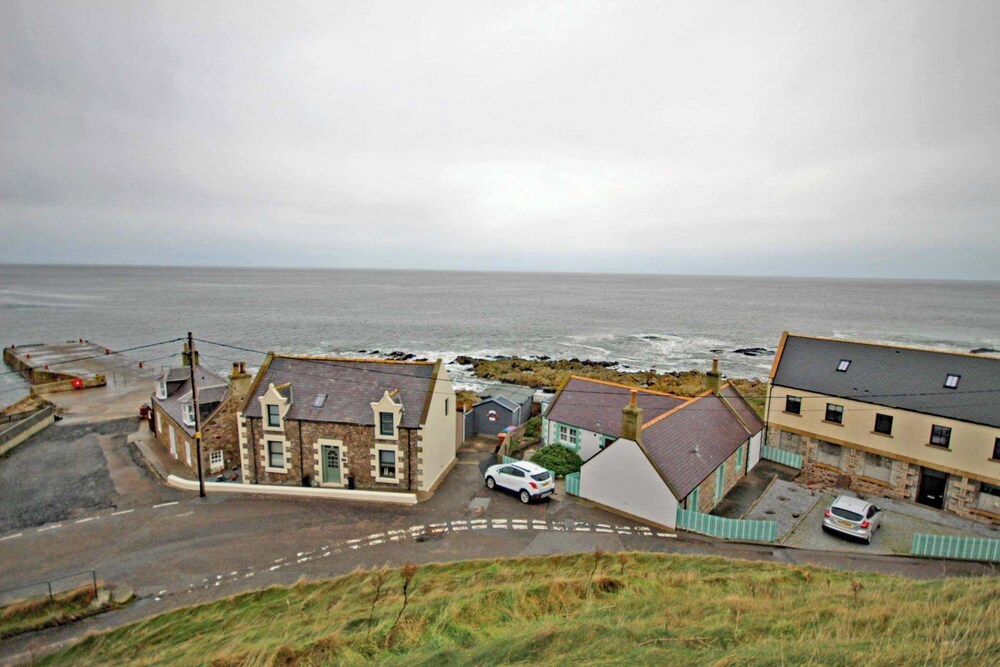 Findochty Beach House - Private Garden-beachfront