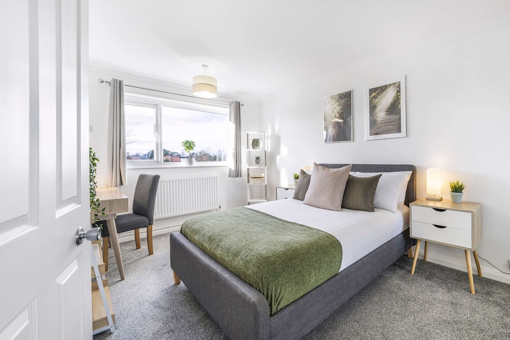 Elegant 4BR House Near City Centre Angus Suites