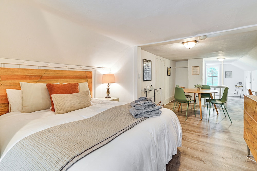 1 Mi to Vineyard: Serene Berkshires Country Escape