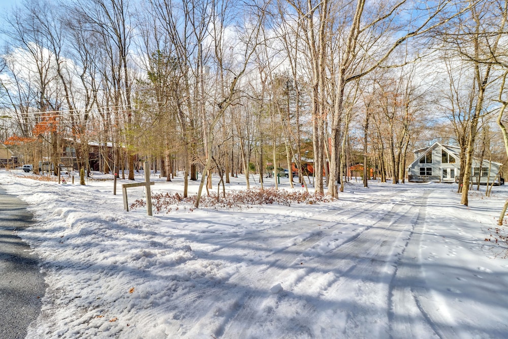 7 Mi to Big Boulder Mtn: Poconos Chalet w/ Hot Tub
