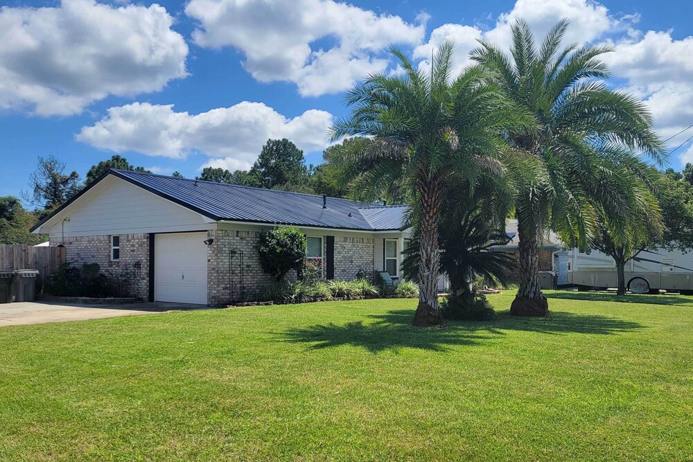 Welcoming Pensacola Home w/ Spacious Yard! view 4