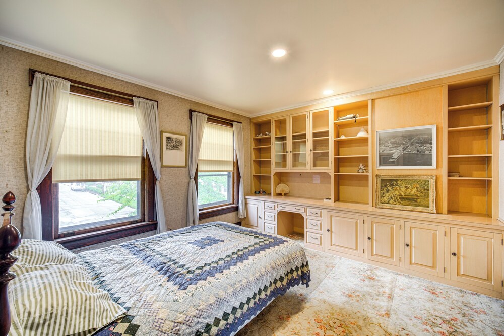 2 Mi to Lake Erie: Spacious Retreat Near Cafes!