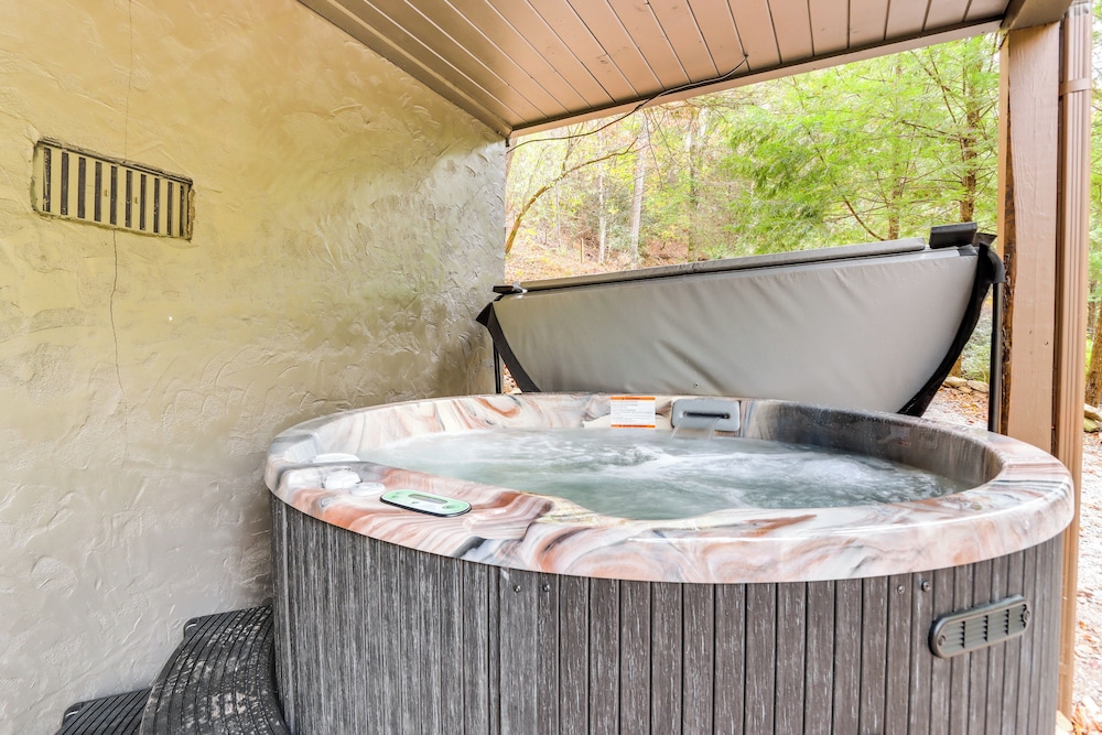 Private Hot Tub: Secluded Ellijay Cabin on River