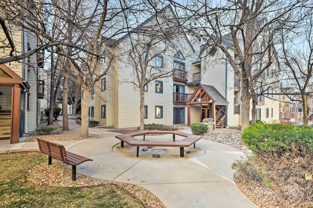 Half-mi to Light Rail: Greenwood Village Studio