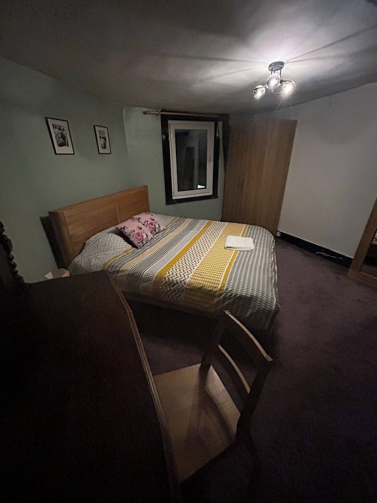 Gloucester - 2 Bed House - Sleeps 7 - Pet Friendly