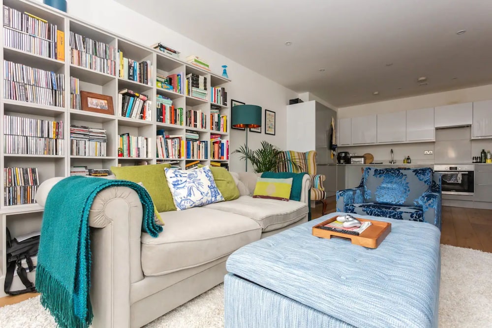 Bright 2 Bedroom Apartment Near Victoria Park