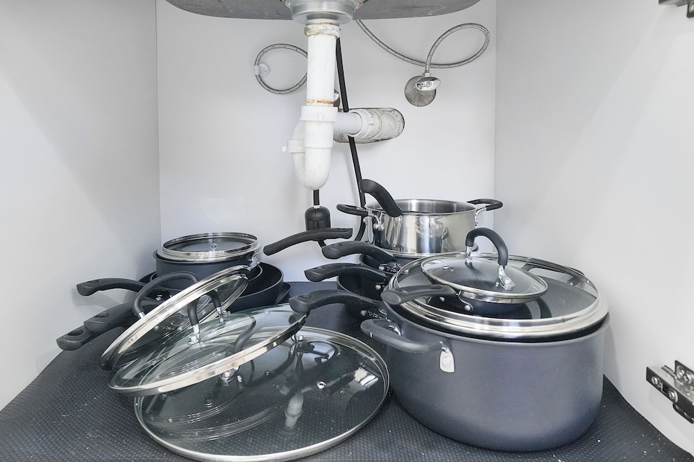4 to 14 Guests, 2 Kitchens, Jungle Retreat BBQ Patio