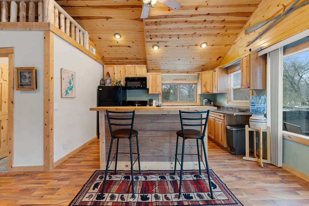 Cozy 3BR Cabin With Hot Tub on Nippersink Creek