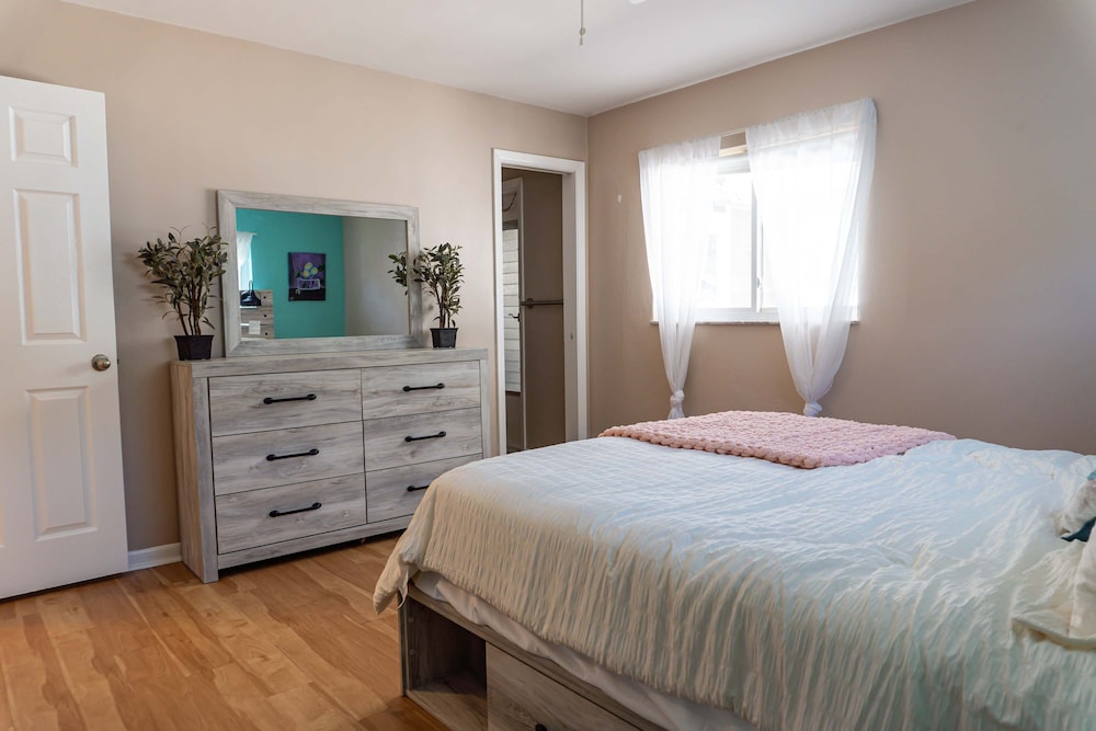 Four Bed Home With Pool Game Room Bar Near Beach