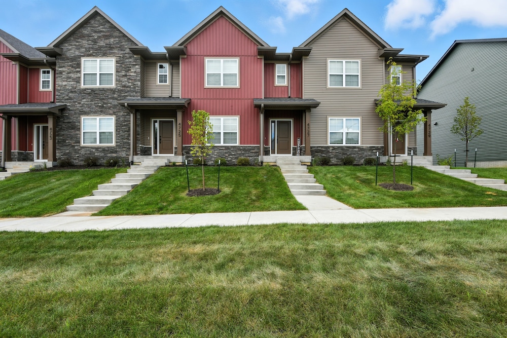 Modern Townhome Retreat In Prime Location 3 Bedroom Townhouse