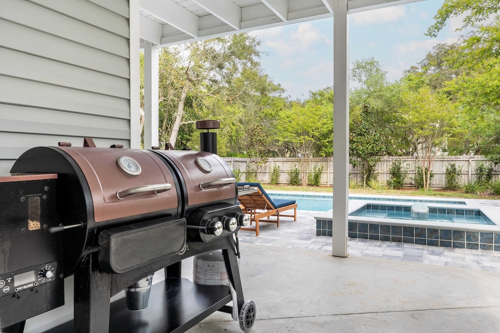 Dolphin Days by Avantstay Pool, 0.2mi to Beach!