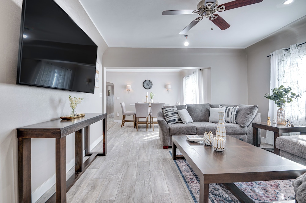 7 Mi to Downtown: East Los Angeles Apartment