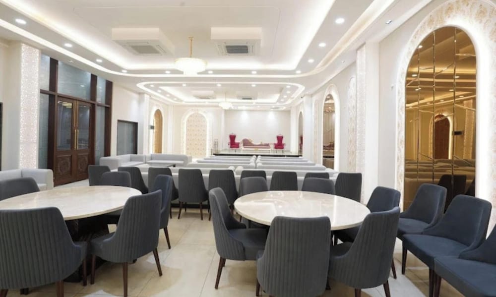 Su Casa Banquets and Hotel