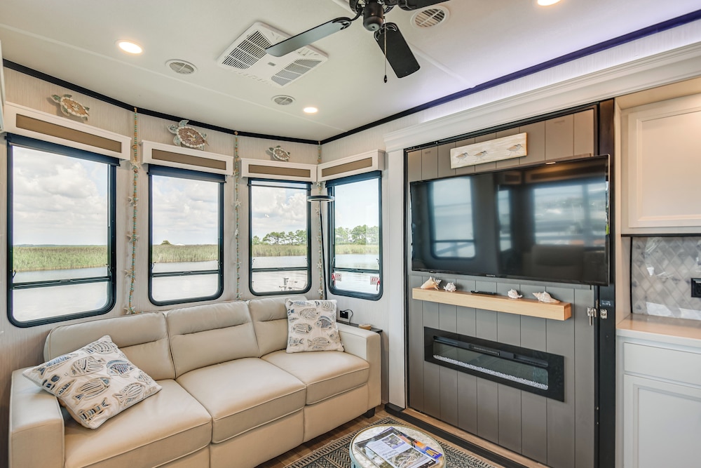 Pools, Boat Ramp & More: Cottage in Virginia Beach