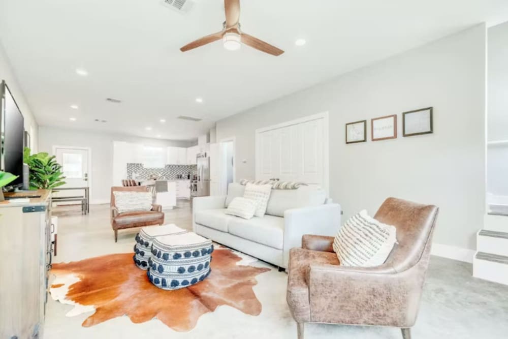 Stylish 3BR Townhome Near Downtown The Heights