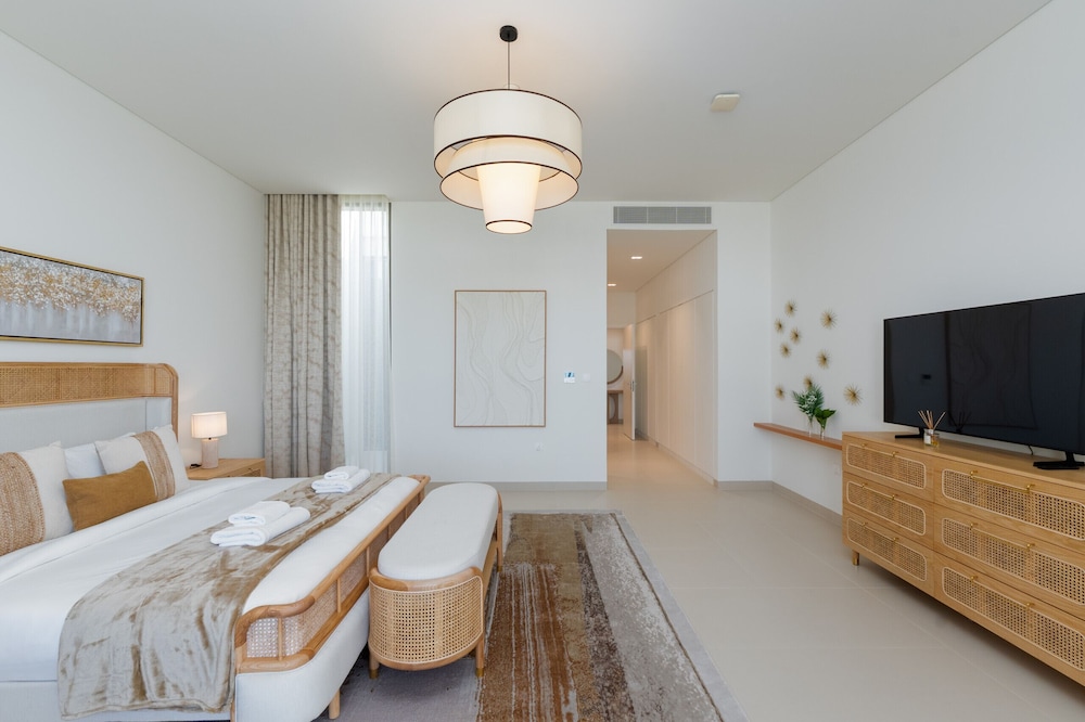 Luxe 4BR Villa Private Pool Beach Al Zorah