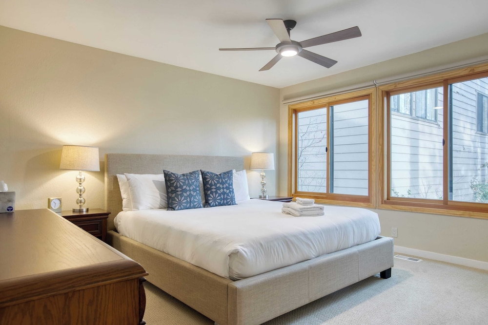Arrowhead Lakeside Escape by Avantstay 3min Walk to Lake, Private Beach Access