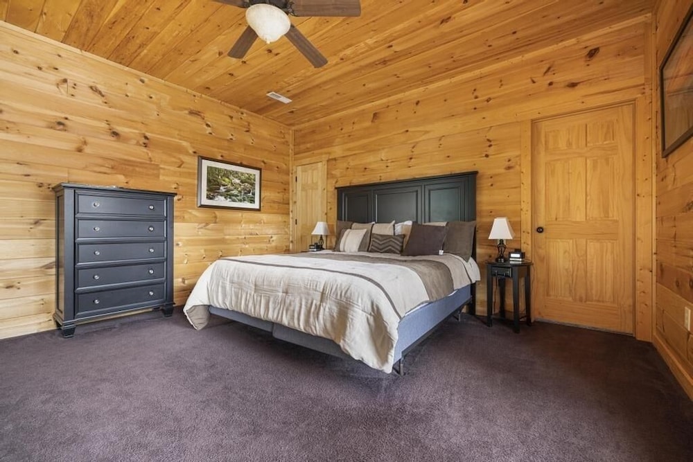 A Peace of Paradise - 3 Bedrooms, 3 Baths, Sleeps 8 Cabin by RedAwning