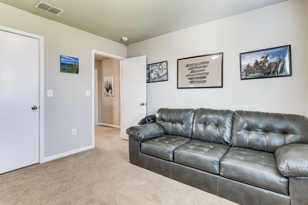 Family Home w/ Pool Access: 5 Mi to Downtown Buda!