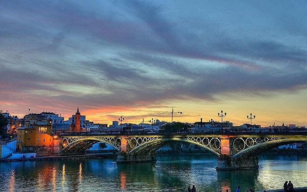 Airbhouse Prívate Rooms & Triana