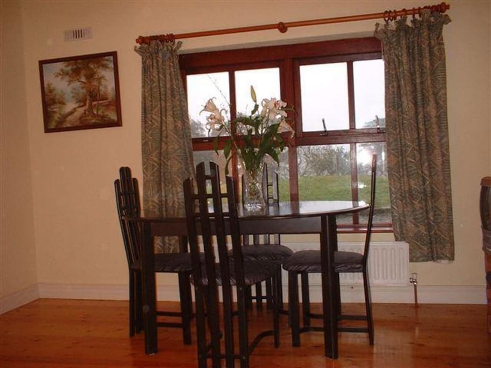 Lovely Sea View Apartment in Rineen - 4 Guests view 5