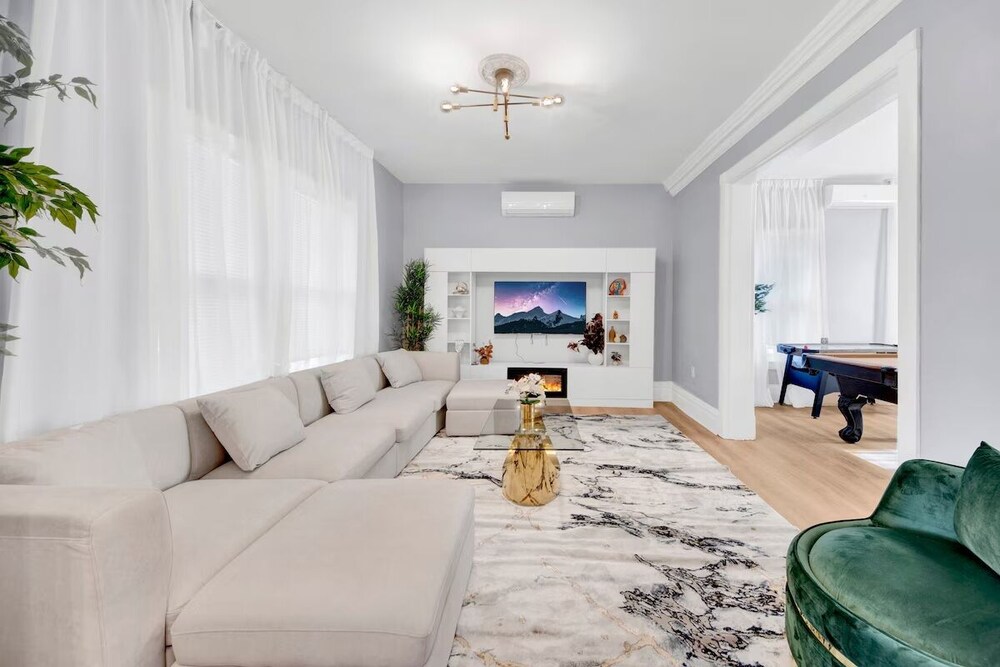 Single Family 3BR Home Game Room Parking