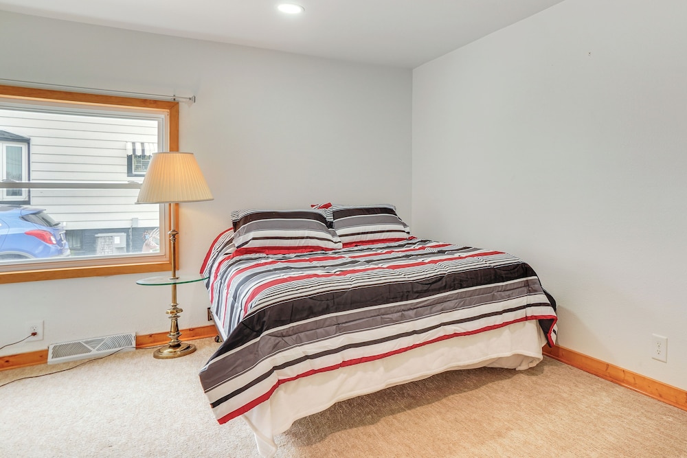 1 Mi to Shore: Lake Michigan Retreat w/ Game Room!