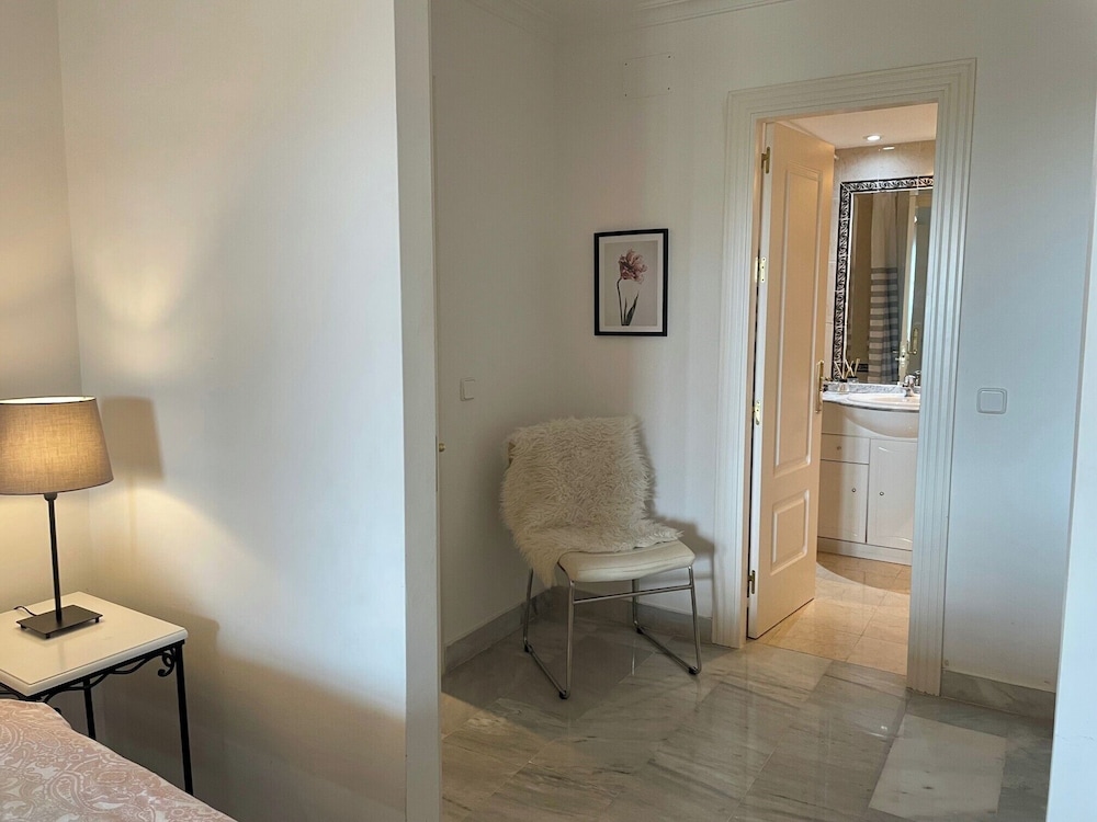 2-bed Sea View Apt, 10 Mins From Puerto Banus