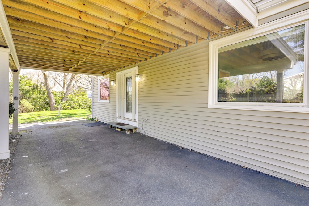 3 Mi to Cape Cod Bay: Marshfield Home w/ Balcony!