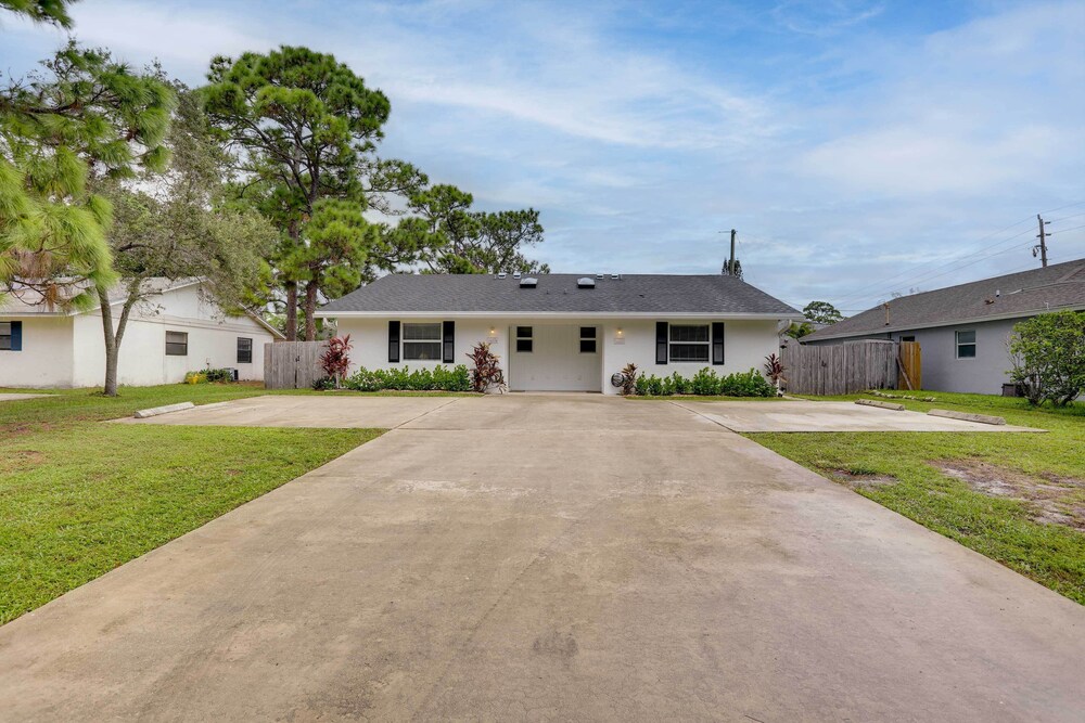 Jupiter Townhome w/ Patio & Yard ~ 6 Mi to Beach!