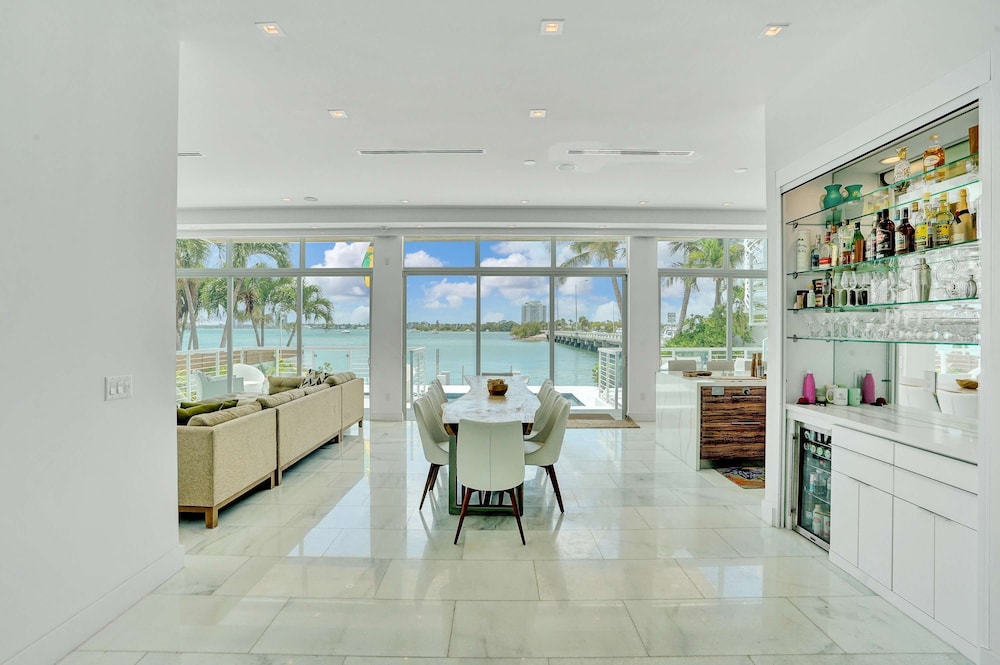 Miami Stunning Waterfront Villa Escape