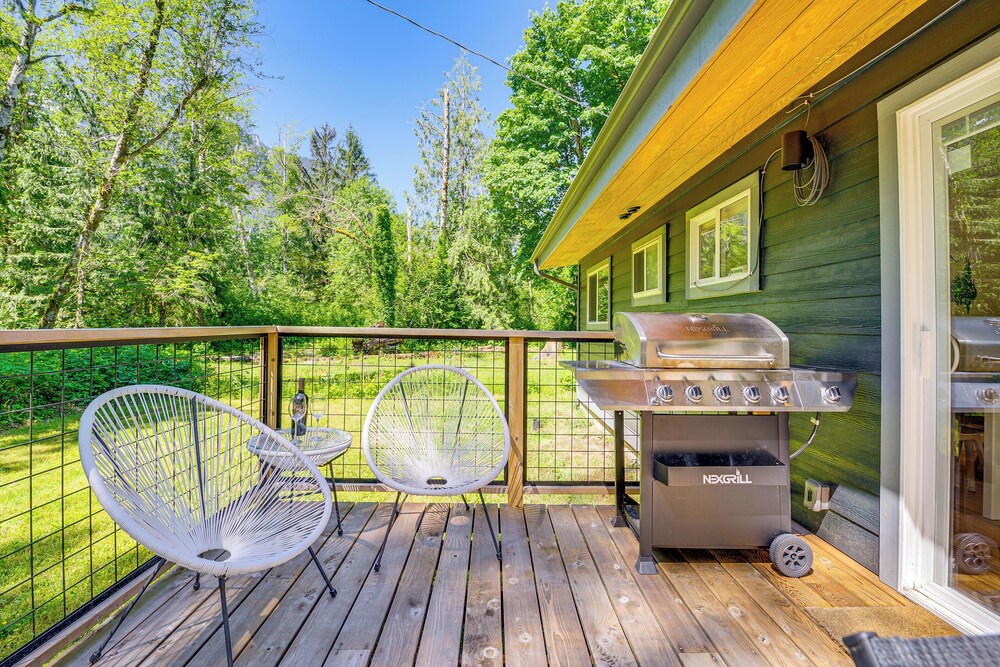 Deck, Hot Tub & Views: Sleek Getaway in Index!
